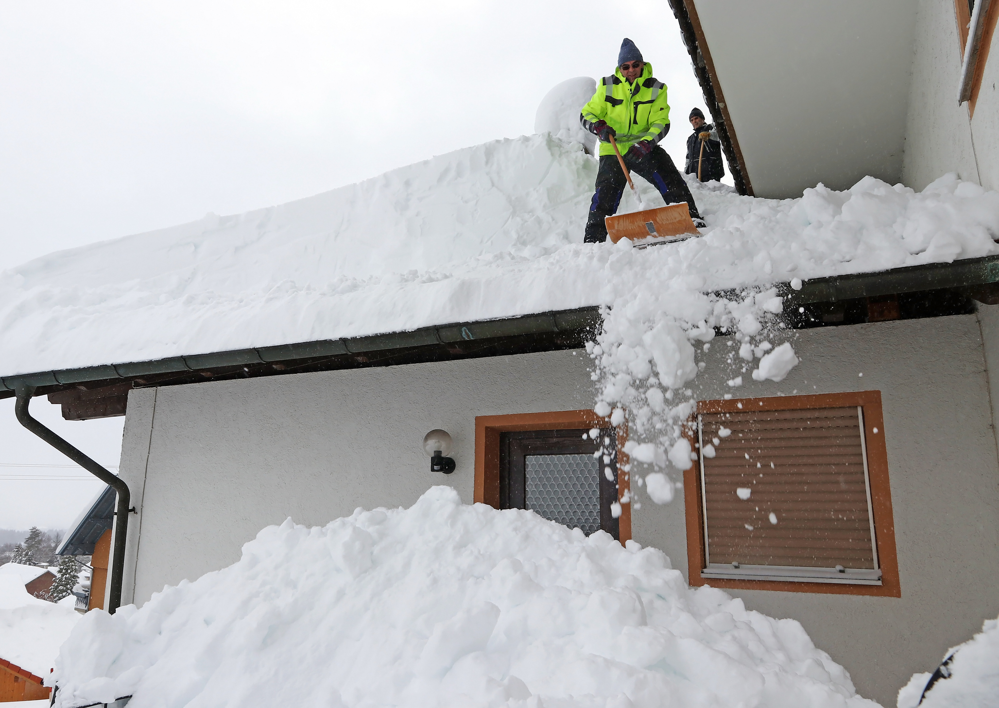 Factors to Consider Before Hiring a Roof Snow Removal Company