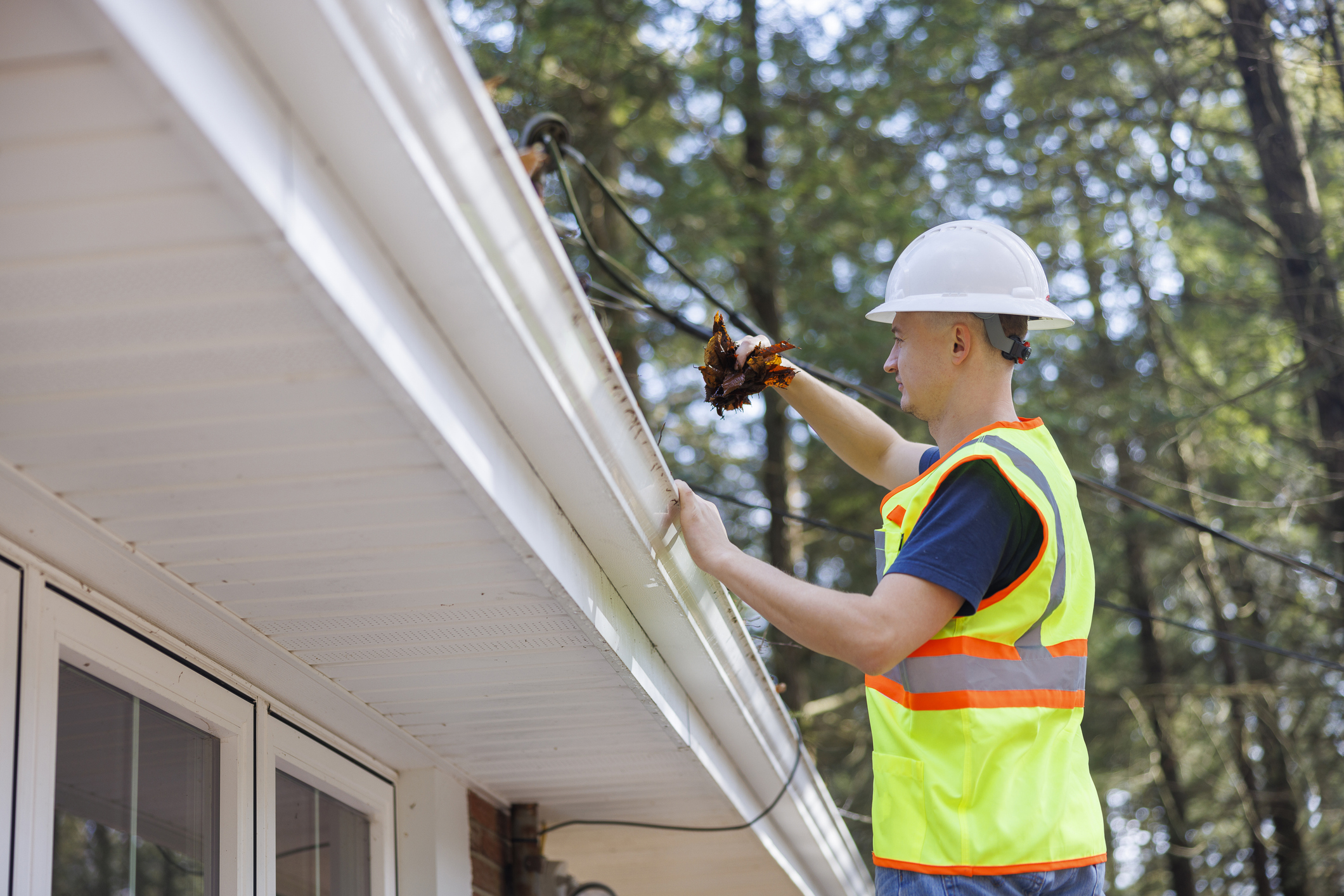 gutter cleaning in Altoona WI